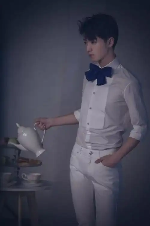 王俊凯白色衬衫里没穿背心胸肌呼之欲出粉丝捂眼