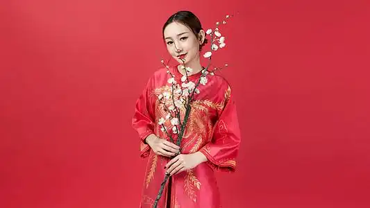 红妆美女与梅花图片