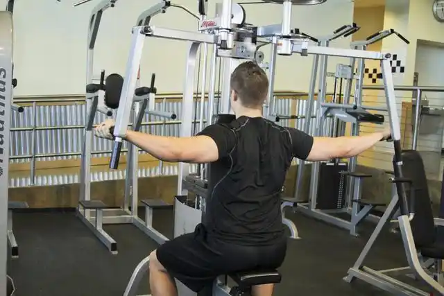 原因:俯身提拉不如反向器械飞鸟稳定,多数人会借力完成动作,所以放在