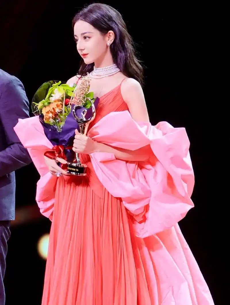 迪丽热巴红毯最出圈造型,好美!