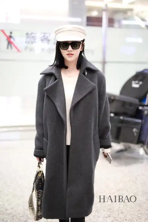 景甜11月20日现身上海机场,身穿长款大衣文静美丽