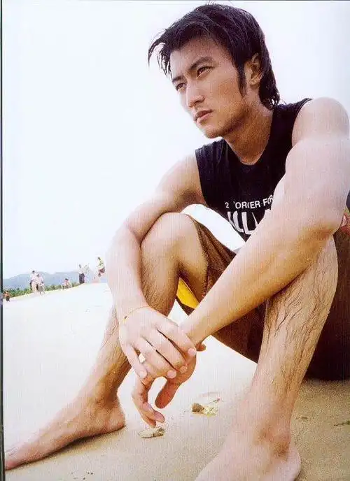 腿毛是体现男生性感气质的利器!记得当初胡歌的茂密长毛腿也是一见光.