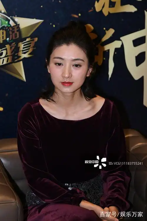 斓曦身穿酒红色天鹅绒套装气质高贵优雅,手捧奖杯笑容灿烂