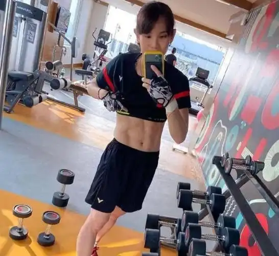 戴资颖晒照秀无敌腹肌网友连男生看了都自愧不如