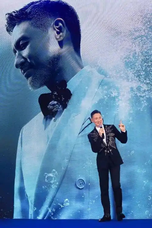 张学友在演唱会上突然晕倒!本人回应→_视觉_中国_资料