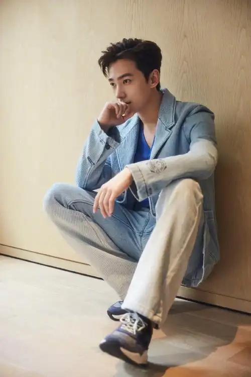 杨洋黑色西装造型##杨洋深蓝v领造型