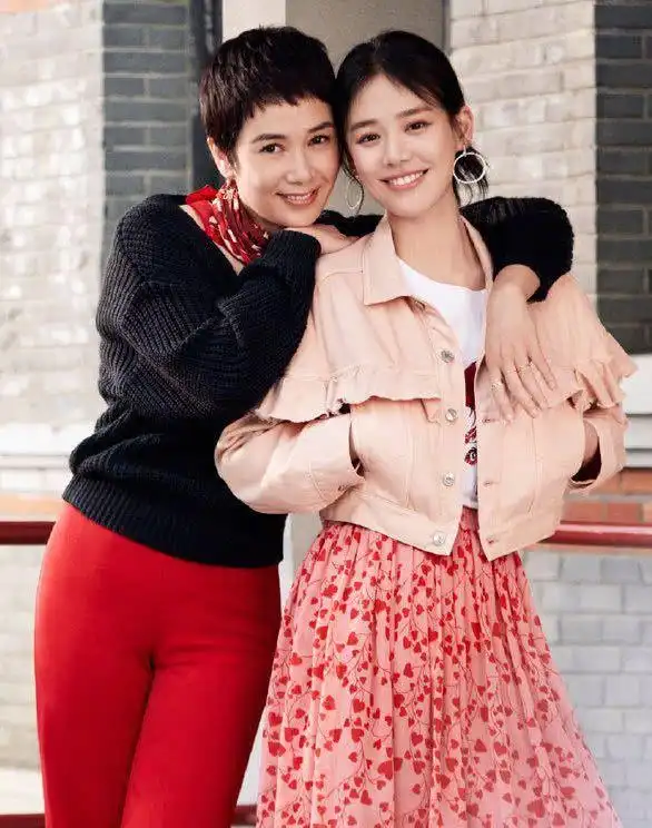 30岁马思纯甜的像个20出头的女生49岁蒋雯丽与她同框倒像姐妹