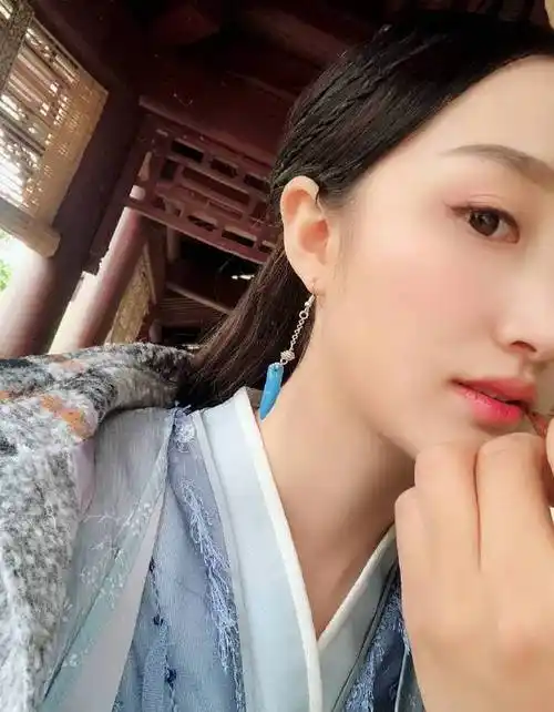 她这个角色是由童静扮演的,大家可能对这个演员不是很了解,她并没有