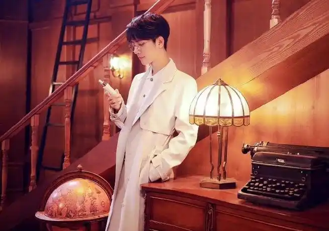 肖战超话#肖战#xz#肖战肖春生#风衣小王子,很阳光,俊逸!