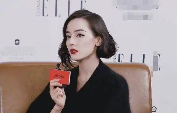 原创迪丽热巴的内场镜头来了没走红毯太可惜跟宋茜同桌待遇不同