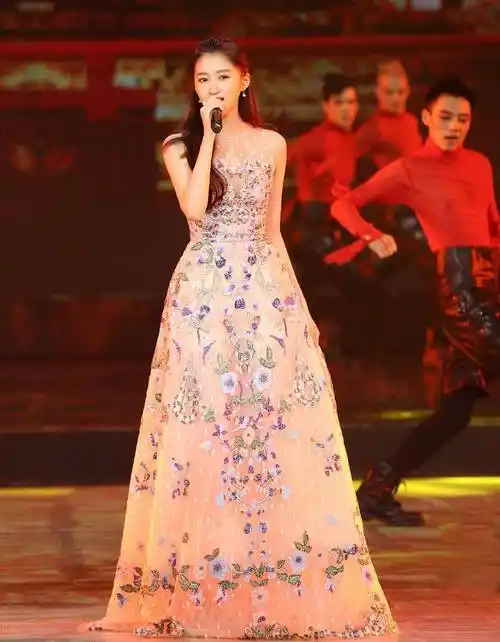 景甜夏日甜美风穿搭,一袭粉红薄纱裙含蓄又清新,搭配卷发巨好看