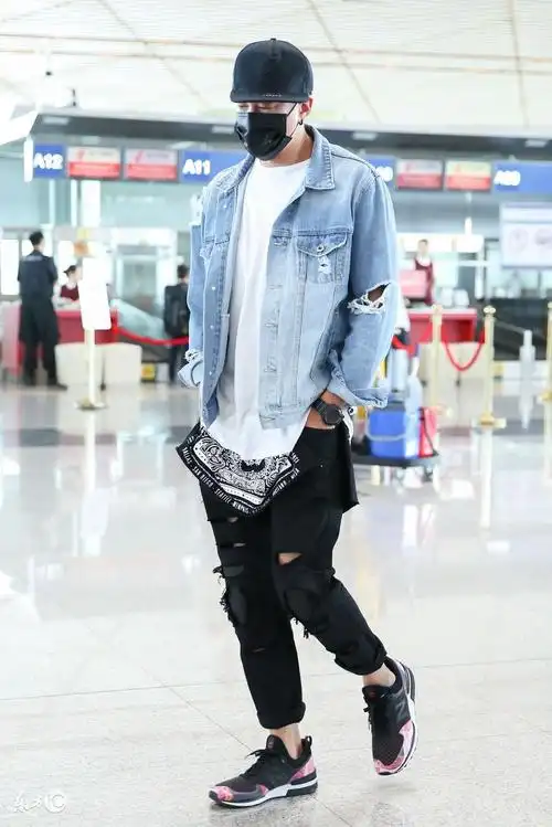 何润东现身机场活力十足完美逆生长看到破洞裤不禁笑了