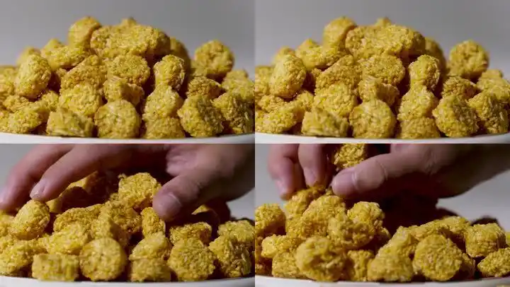 手拿零食特写a_3840x2160_高清视频素材下载(编号:6863838)_实拍视频