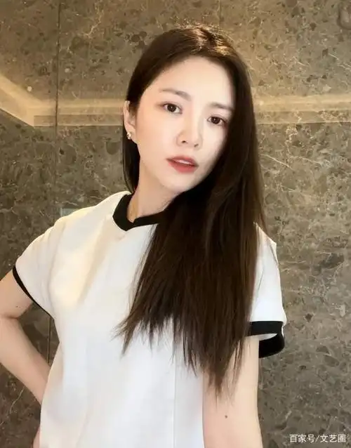 杜淳老婆王灿晒穿搭,白色吊带搭配粉红色长裙,被网友吐槽太土鳖