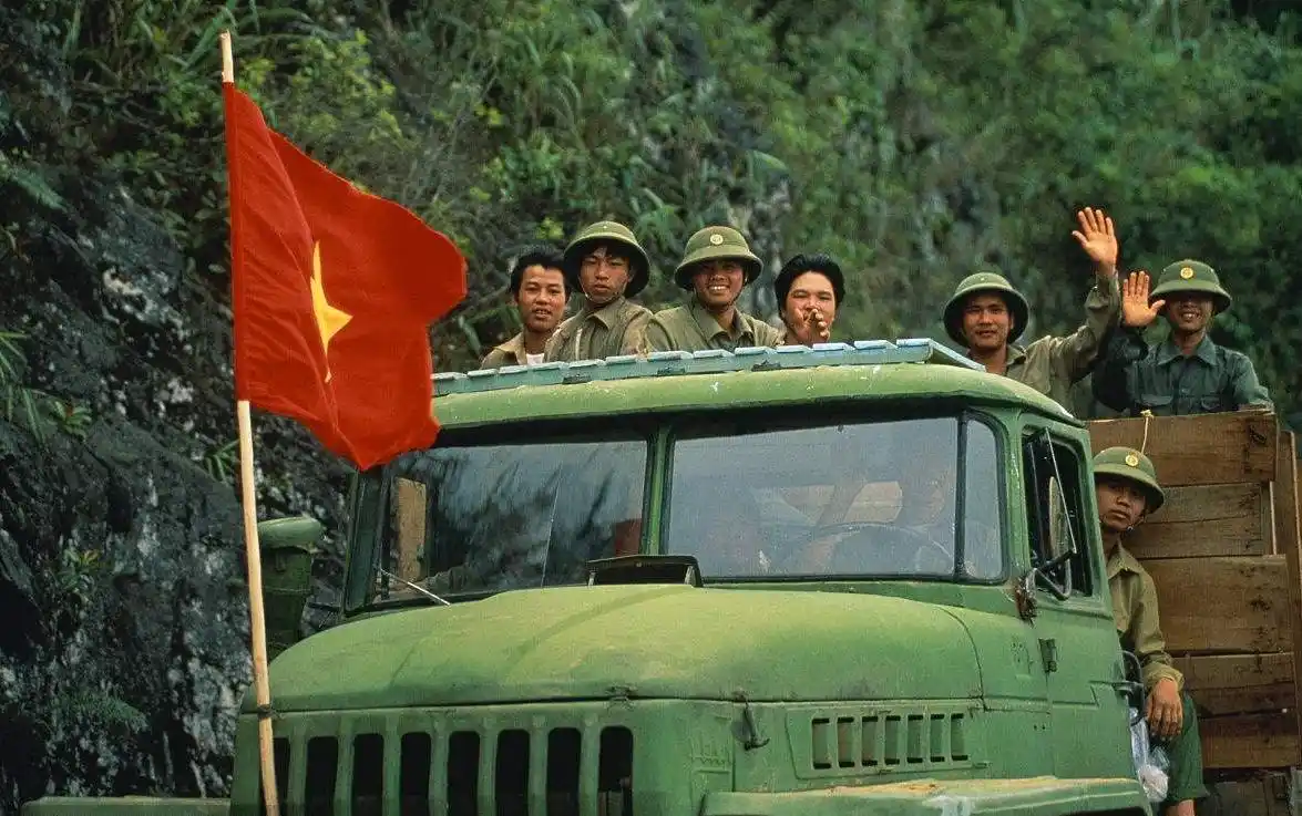 对越自卫反击战旧影,最后那张,解放军抓获一名战俘!