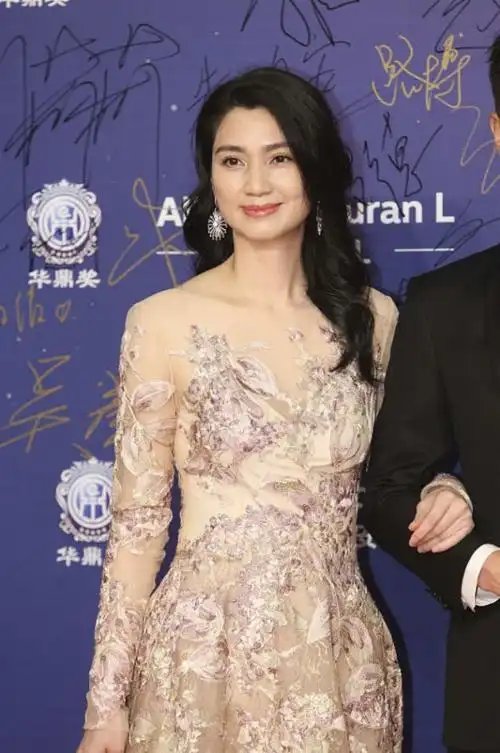 71年的洪欣怎么还这么年轻穿刺绣裙好温婉看不出大张丹峰9岁