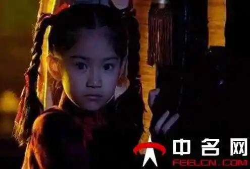 长大后的汤梦佳比小时候美多了,五官都长开了,给人感觉特别的秀气,越