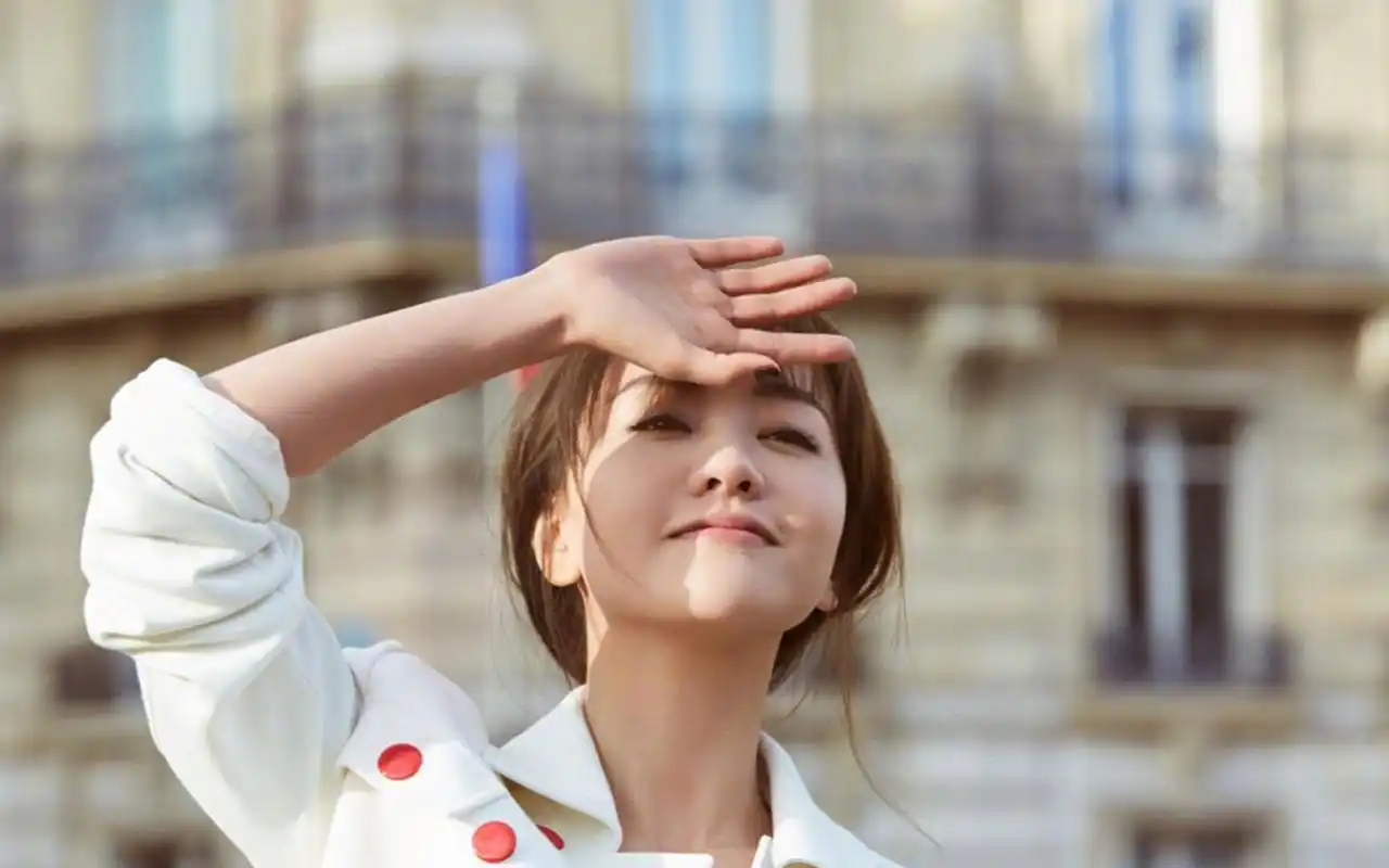 杨蓉巴黎街头漫步气质迷人街拍壁纸高清大图预览1920×1200_大陆明星