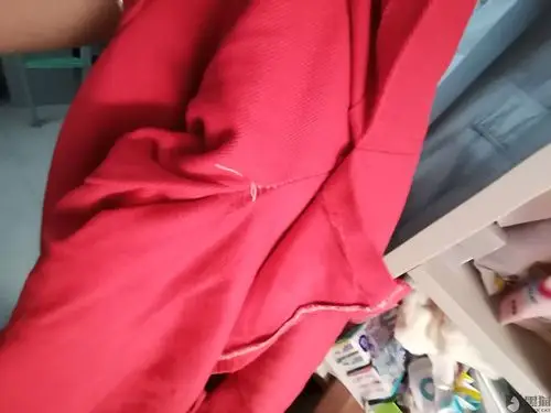 抖音晓艺电子商务直播间卖旧脏烂衣服