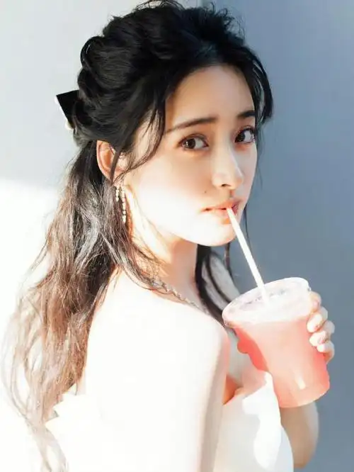 小圆脸的沈月曾经一直梳着齐肩发,齐刘海,留着学生头.