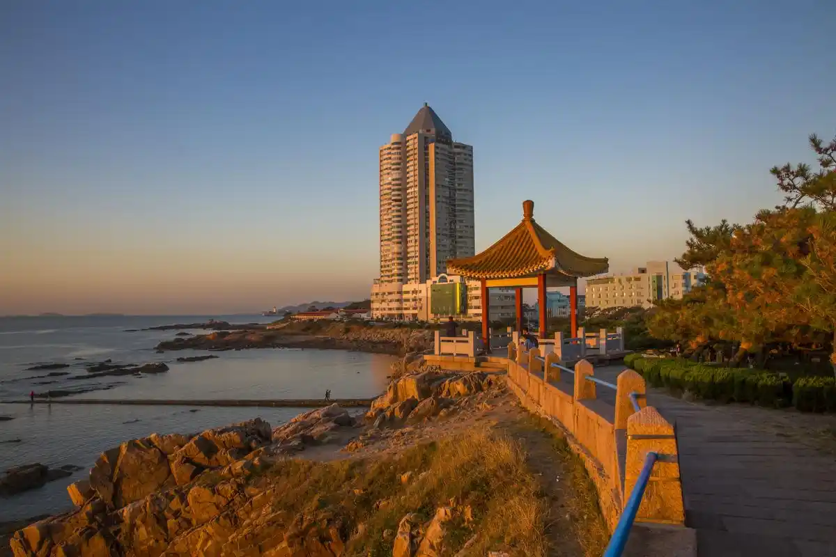 八大关是最能体现青岛"红瓦绿树,碧海蓝天"特点的风景区,位于山东省青
