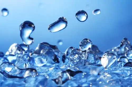 巨大的水滴落入水的瞬间