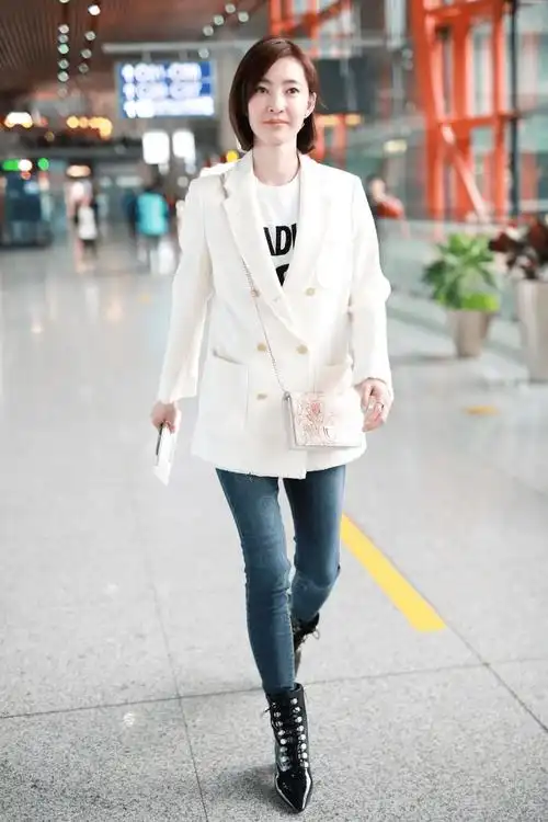 王丽坤在机场真会穿白色西装配牛仔裤简约高级167身高真吃香