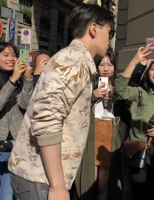 人怕膘肥猪怕壮邓伦米兰惊现发福大肚腩男神包袱碎一地