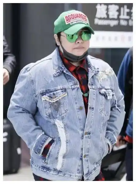 48岁韩红胖成这样穿浅色牛仔衣难掩身材戴口罩低调走机场