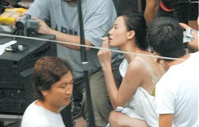 宋佳片场抽烟照曝光,双指夹烟眼神迷离,网友:"一看就是老手"_电影