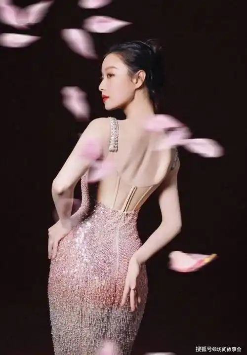 粉色亮片礼服惊艳亮相,性感气质挡不住,倪妮展现超模身材!