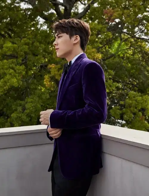 "国内唯一受邀的男艺人李易峰在大秀中亮相,身着一套紫色复古丝绒西装