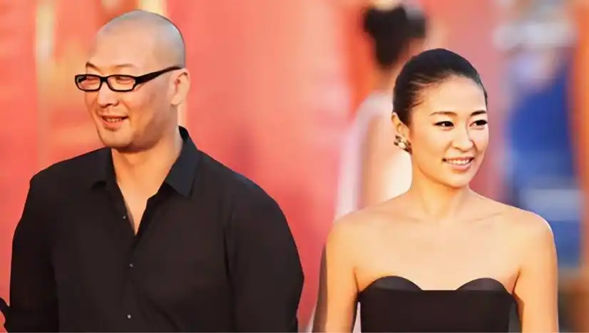 管虎梁静破离婚传闻,牵手现身机场秀恩爱,全程十指相扣甜蜜互动