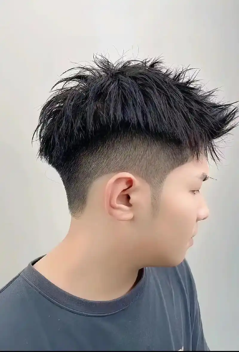 男士摩根前刺.男孩子都喜欢的发型  男生清爽渐变短发之凌乱 - 兑音