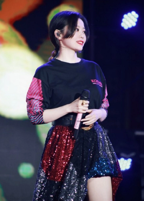 张靓颖在演唱会上被吓笑了,笑完还对吓她的人,说了这句话