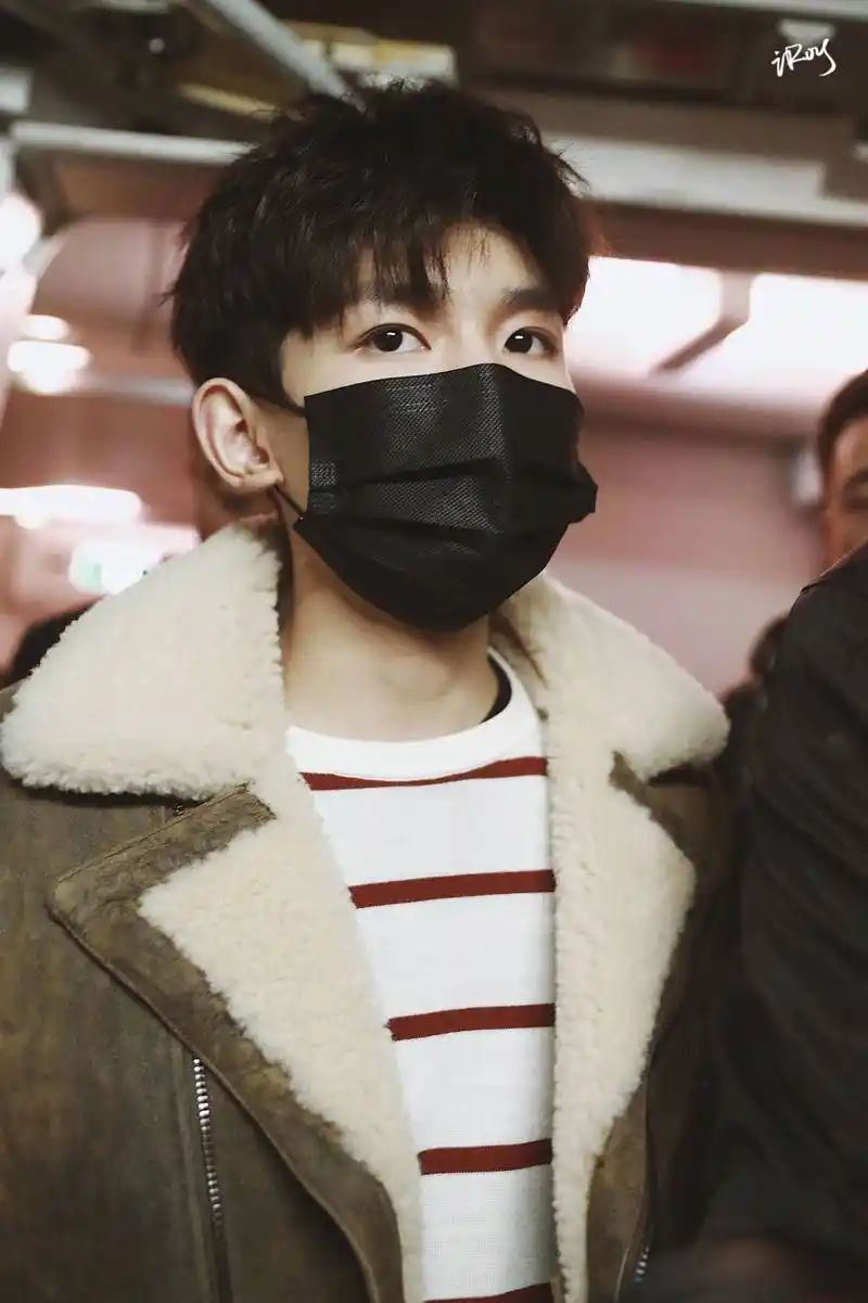 王源戴口罩穿羊羔绒大衣现身机场,头发剪短了好帅气