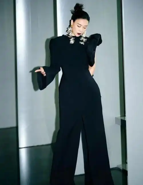 那英真是个"时髦精",不仅唱歌有实力,还非常敢穿