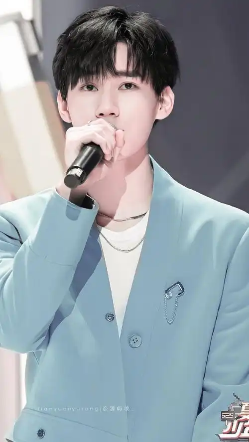 全能偶像张真源,燃爆全场吉他手,音域宽广音色魔王,舞蹈力.