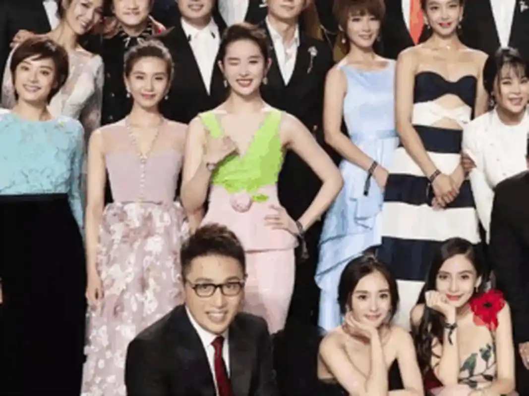 2016年,刘亦菲穿着一身绿色的寿桃礼服,参加慈善芭莎晚会,被全网嘲"