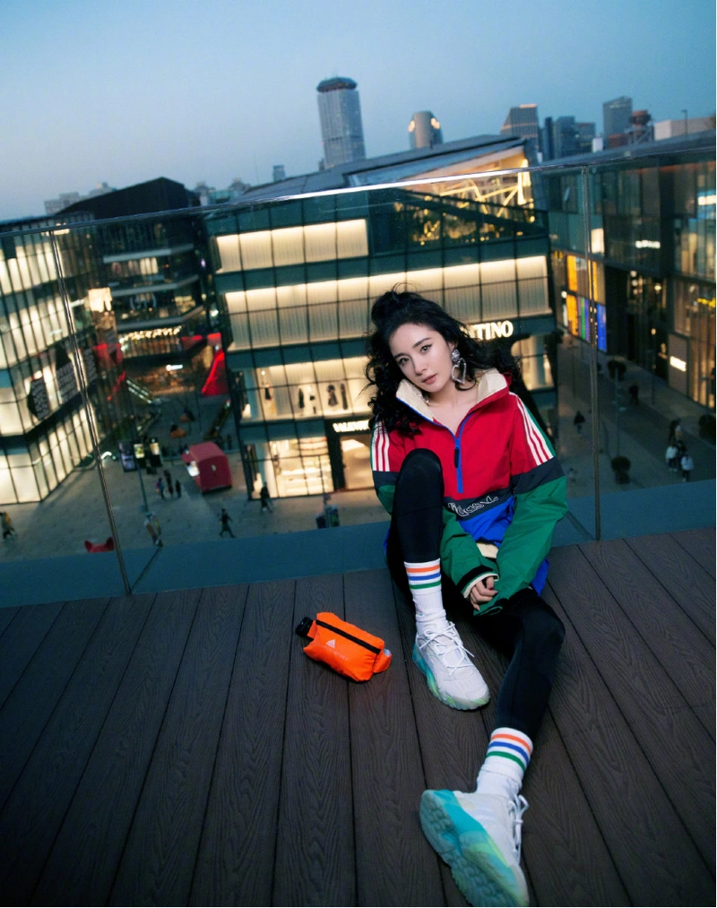 杨幂这身材就是好身穿运动服装显嫩扎半丸子头发型少女感十足