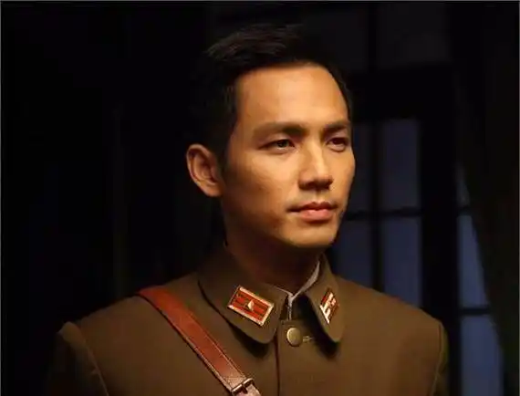 吴彦祖的长相完美地无可挑剔,他的军装造型沉稳刚毅,尤其是他豹子般