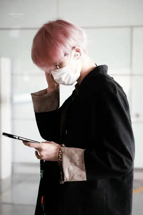 新中式外套 眼镜造型好帅撕漫男走近现实#朱正廷粉发