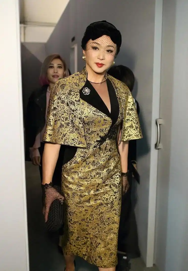 金星化身"优雅贵妇",穿金色旗袍配蕾丝礼帽,渔网手套好高贵