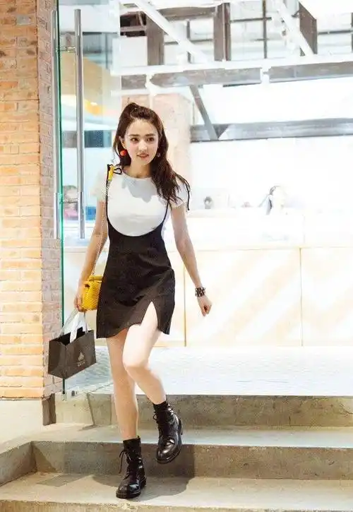 李小萌虽然不高但比例惊艳,穿老虎纹吊带连衣裙,气场像1米8_身材_时尚