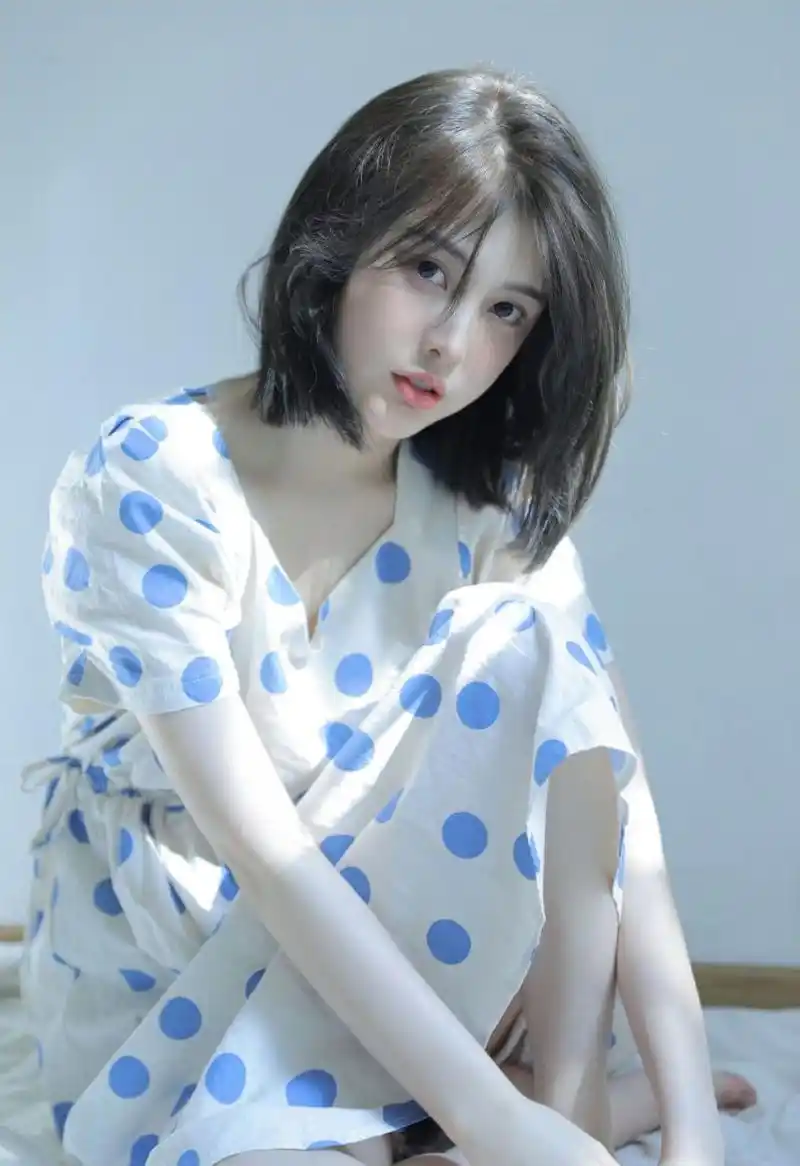 皮肤超白的漂亮短发美女小姐姐