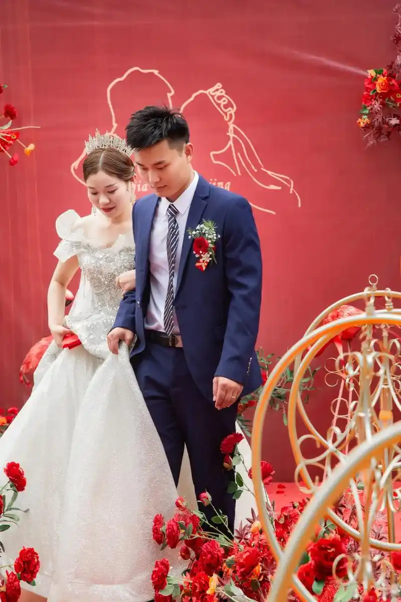 听到这个音乐,翻出相册里珍贵的婚礼照片,虽然婚礼有遗憾,但是 - 抖音