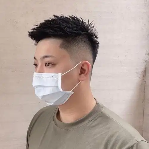 前刺发型很受小哥哥们的欢迎,不管是造型上还是清爽程度,对男生来说都