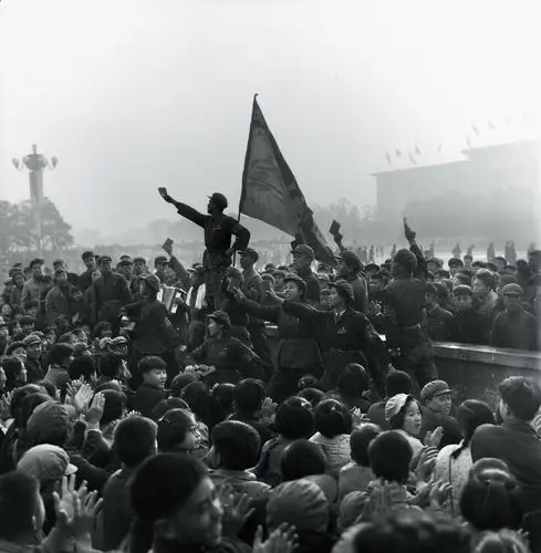 文革期间红卫兵在天安门广场表演忠字舞