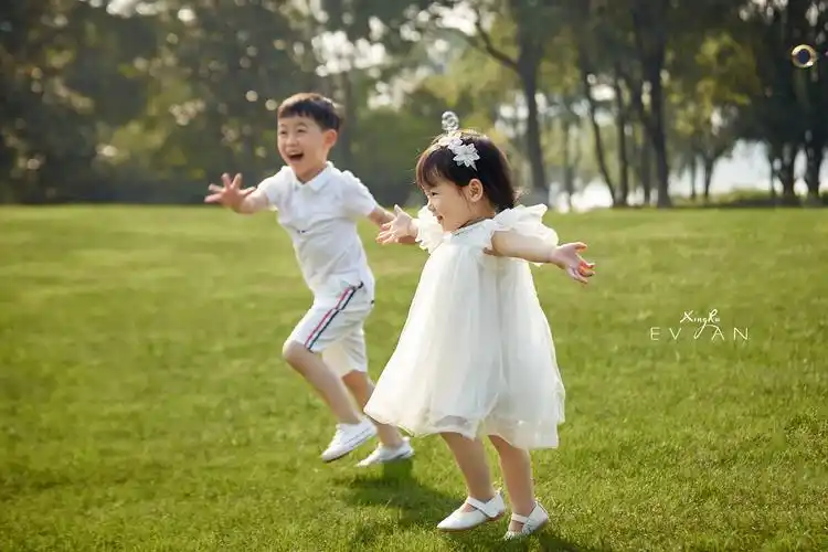 超甜的小兄妹合影