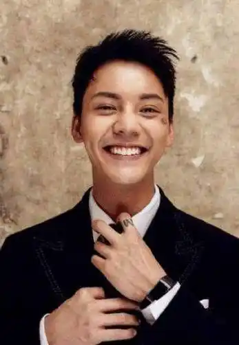 原创身价过百亿的5位男明星周星驰陈伟霆上榜第四位拥有皇家身份